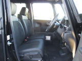 運転席と助手席は、ベンチシート仕様です。