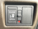 【パワースライドドア】スマートキーや運転席のスイッチでスライドドアの開閉が可能♪電動だから力を入れてドアを開ける必要が無く、小さいお子様でも、重い荷物を持っている時もラクに開け閉めできます♪