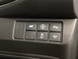 ハンドルの右側にHondaセンシング用のメインスイッチとパワーテールゲートスイッチがついています。パワーテールゲートスイッチは車内からでもテールゲートの開け閉めを電動でできます。