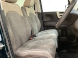 広い足元に肘掛けもついたゆったり座れるシートです。運転席と助手席の間が空いているため、助手席側への移動がスムーズです。交通量の多い道でも、助手席側から乗り降りができます。