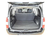 ラゲッジルームは、大容量のスペースを確保。普段のお買い物からレジャーまで、幅広く活躍してくれます!また、リアシートを倒すことでバリエーション豊かにお使いいただけます。