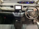 車内は光触媒抗菌消臭施工済です。インパネ周りはスタイリッシュなデザインです。グローブボックスやカップホルダーのほかにトレーなどたくさんの収納スペースが付いています。