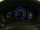 真ん中にスピードメーターを配した、見やすい3眼メーターになっています。右側のインフォメーション画面でオドメーターや燃費などの情報を確認できます。