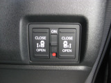 運転席の手元で両側スライドドアの開閉操作が可能です。