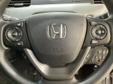 ハンドルにHondaセンシング系のクルーズコントロールやレーンキープアシストなどのスイッチと、オーディオの操作スイッチが装備されています。ハンドルから手を離さず安全に操作できます。