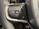 ステアリングの左側にはクルーズコントロールボタンを配置。視線は前方のまま起動でき、集中力のキープに役立ちます。