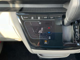 タブレット端末のようなタッチパネル式のオートエアコン採用。凹凸のない滑らかな表面で操作感を高めています。