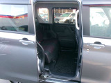 足元広々ゆったり乗れます。後席がシートスライドします。リヤロールサンシェード。