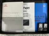 スマートキーは鍵をバッグに入れたままでもドアロックの開閉やエンジンのON・OFFができます。夜間や雨の日も鍵を探さなくて良いので便利です。