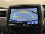 リバースギアに入れるだけで後方の表示へ切り替わります。夜間や雨の日の駐車も楽になりますよ。