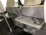 運転席・助手席の背もたれには、2列目シート用にカップホルダー付きの「格納式のシートバックテーブル」を装備しています。休憩時のちょっとした時間などカップを置いたり、小物置きに使えて便利です。