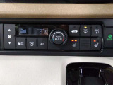 より快適にドライブを過ごして頂ける様に簡単に調整ができるオートエアコンを装備しております!ワンタッチですのでどなたでも簡単に操作できます!室内はこれでいつでも快適に保たれます。