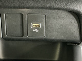 USB入力端子ついてます。USBメモリを接続して音楽ファイル、画像ファイル、動画ファイルなどをナビ画面で楽しめます ※一部のディスプレイオーディオ、CDチューナーの場合は音楽ファイルのみとなります