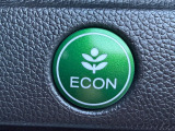ECONのスイッチがついています。エコモードにすれば、運転の仕方によるロスを抑え込み、燃費良く走行できるように各部を制御します。
