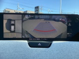 狭い場所での駐車やすれ違いなどでより的確な運転操作に役立つ360&deg;ビューモニターが装備されています。