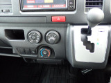 シフトとエアコンです。ダイヤル式のマニュアルエアコンになります。シンプルで使いやすい!