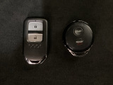 スマートキーを装備しています。鍵を差し込むことなくドアロックの開け閉めと、スタートボタン操作でのエンジンスタートができます。加えて、純正リモコンエンジンスターター用の操作キーもついています。