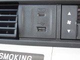 【USBジャック】ドライブの時間を、スマートフォンの充電時間に。運転席からも助手席からも使いやすい位置に、急速充電対応タイプのUSBジャックを2個設けています。