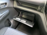 助手席下側には1つの収納があり使い勝手も良好です!