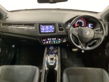 車内は光触媒抗菌消臭施工済です。インパネ周りはスタイリッシュなデザインで機能や装備も充実しています。グローブボックスやカップホルダーのほかにトレーなどたくさんの収納スペースが付いています。