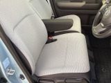 フロントシートです!!ベンチシートなので座席の移動もスムーズに出来ます!!足元も広く運転も楽ですよ!!