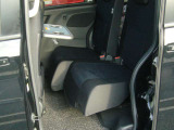 リア席は前後可動し、リクライニングも出来ます
