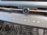 オートエアコンです。タッチパネル式での簡単な操作で室内を快適な温度になりますので夏場や冬場でも快適なドライブが楽しめます。