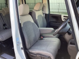 フロントシートはベンチシートです。ベンチシ―トは運転席と助手席の移動もスムーズ!狭い駐車場での乗り降りに便利です。シートの間にコンソールボックスやドリンクホルダーがないため、車内空間も広く感じます