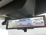 スマートルーミラー装備車両後方のカメラ映像をミラ-面に映し出すので、車内の状況や、天候などに影響されにくく、よりクリアな後方視界が得られます。