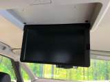 【フリップダウンモニター】大画面モニターで後席でもエンタメをお楽しみいただけます。小さなお子様にも大人気の装備です♪
