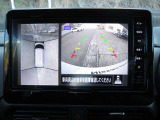 車を上空から見下ろしているかのような映像をカメラに映し出し、周囲の状況がひと目でわかります。