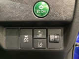 Hondaセンシング用の、VSA(ABS+TCS+横滑り抑制)解除とレーンキープアシストシステムのメインスイッチなどはハンドルの右側に装備しています。燃費に役立つECONボタンもここです。