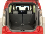 開口部も広く荷物の積み下ろしもしやすいお車となっております。シートを前方にスライドさせれば、さらに荷室を広げられます。また、床下にも収納スペースがあります。