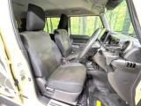 運転席まわりには十分なスペースがあり、大柄な方でもゆったり運転していただける環境です。