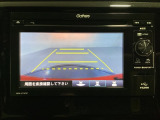 バックでの車庫入れも安心です! リアカメラが付いているバックモニター付のディスプレイオーディオを装備しております。操作線もついており距離感も画面から確認できます。
