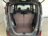ちょっとした荷物やお買い物には充分な広さの荷室です。