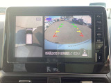 【アラウンドビューモニター】周囲を見渡せる映像で、スムースな駐車をサポートします