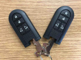 【スマートキー】 スマートキーを携帯していれば、ドアハンドルのボタンを押してロックの解除ができ、パワースライドドアもワンタッチで開閉できます