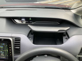 運転席の上には収納Boxがあります