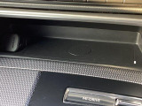 【ワイヤレス充電Qi】フロントコンソールにグローバル規格Qiに対応したワイヤレスチャージャーを搭載!スマートフォンなど置くだけで充電できます!