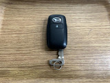 【スマートキー】 スマートキーを携帯していれば、ドアハンドルのボタンを押すだけでロックの解除ができます。