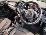 MINIの内装はとにかく『円』に拘ったデザインコンセプトが一目で伝わってきます。これほど円形に拘った車は他に御座いません。伝統のデザイン、トグルスイッチなど遊び心のある内装で御座います。