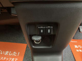 シガーソケットが付いてます。携帯などを充電出来ます