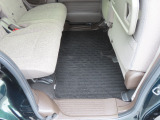 【後部座席のフロアマット】後部座席も純正フロアマット付きです。こちらも大きなスレや傷、汚れなどなくこちらも綺麗な状態です。