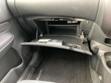 助手席下側には車検証いれたり収納があり使い勝手も良好です!ETCも装着されてます