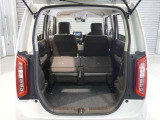 【トランクスルー機構】後席を前に倒してトランクルームとつなげ、長尺物の収納を可能にするトランクスルー機構も備えています。