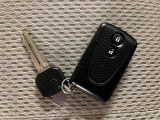 スマートキーを装備しています☆カギをカバンやポケットに入れて頂いた状態でドアロックの開閉やエンジンスタートをして頂けますよ!とても便利な装備です!