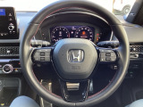 Hondaセンシング搭載ミリ波レーダーと単眼カメラで、クルマの前方の状況を認識。ブレーキやステアリングの制御技術と協調し、安心・快適な運転や事故回避を支援する先のシステムです