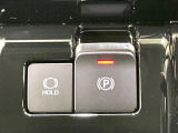 【電動パーキングブレーキ】パーキングブレーキは便利な電動式!ボタン一つで操作でき、アクセルを踏めば自動で解除されます♪レバーやペダルが無いので運転席廻りもすっきりしますね♪