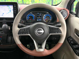 【純正革巻きステアリング】上質な革を使用することで、手にしっかり馴染みとても運転しやすいハンドルです♪